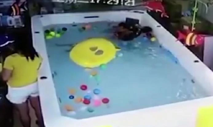 Μητέρα ασχολείται με το κινητό της ενώ το παιδί της πνίγεται! (βίντεο)